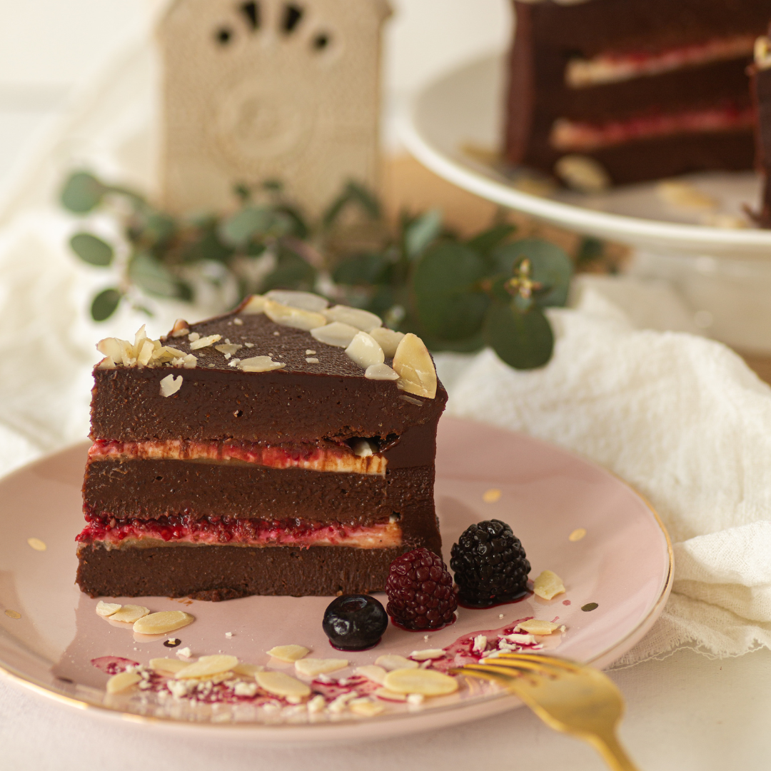 Torta Chocolate Belga, salsa de frambuesa y caramelo salado