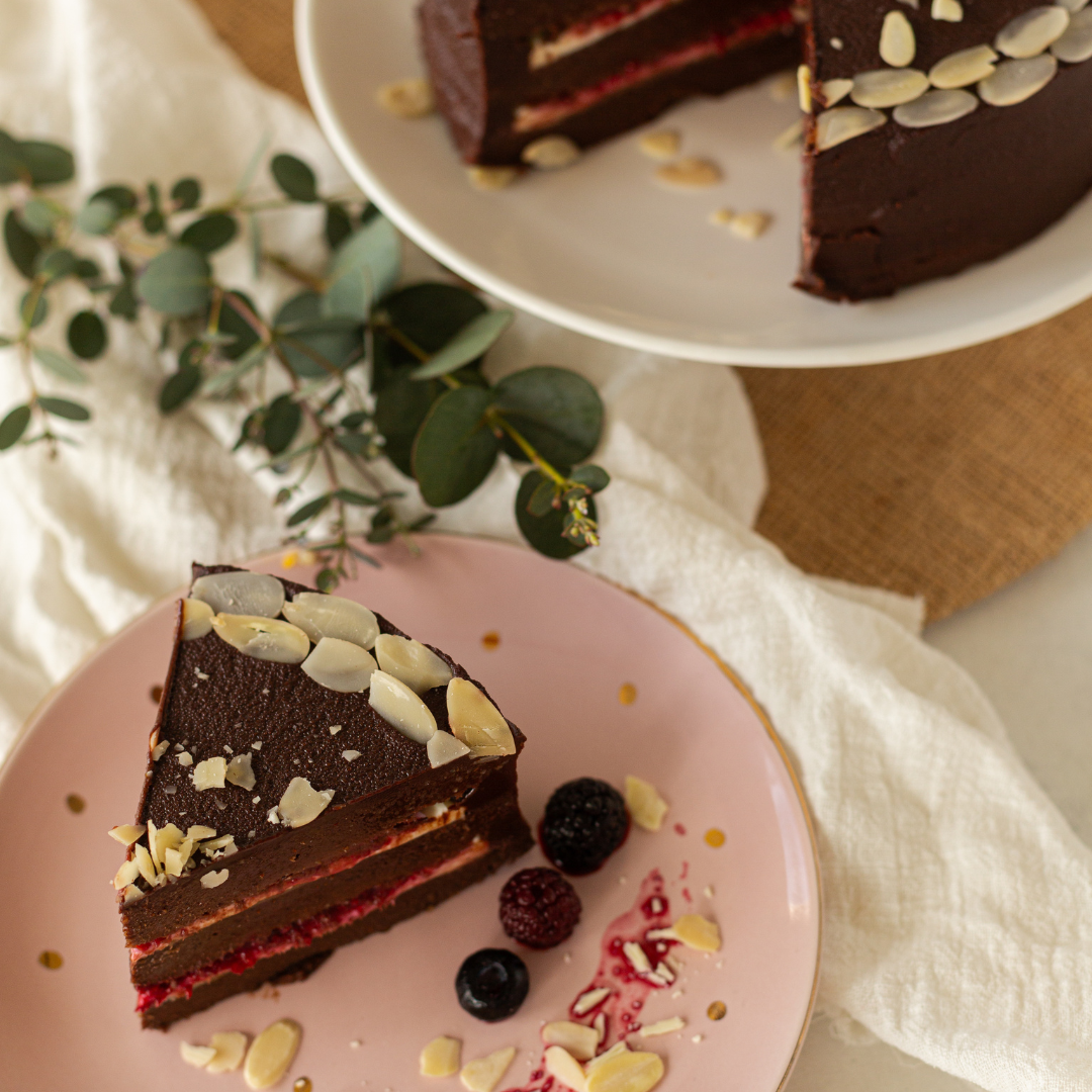 Torta Chocolate Belga, salsa de frambuesa y caramelo salado