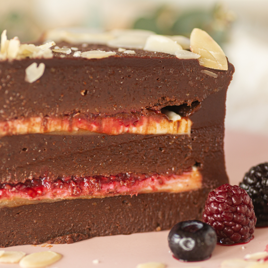 Torta Chocolate Belga, salsa de frambuesa y caramelo salado