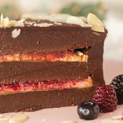 Torta Chocolate Belga, salsa de frambuesa y caramelo salado