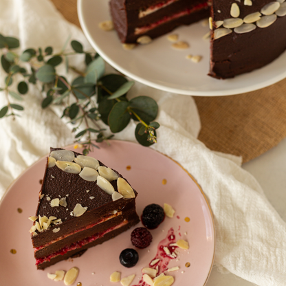 Torta Chocolate Belga, salsa de frambuesa y caramelo salado